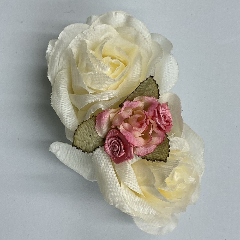 Chic Floral Hair Accessory in Cream and Pink